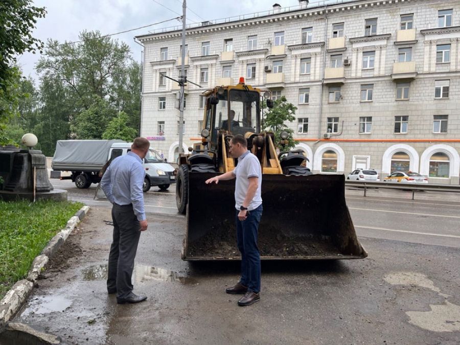 Алексей Чусовитин проследил за очисткой парковки