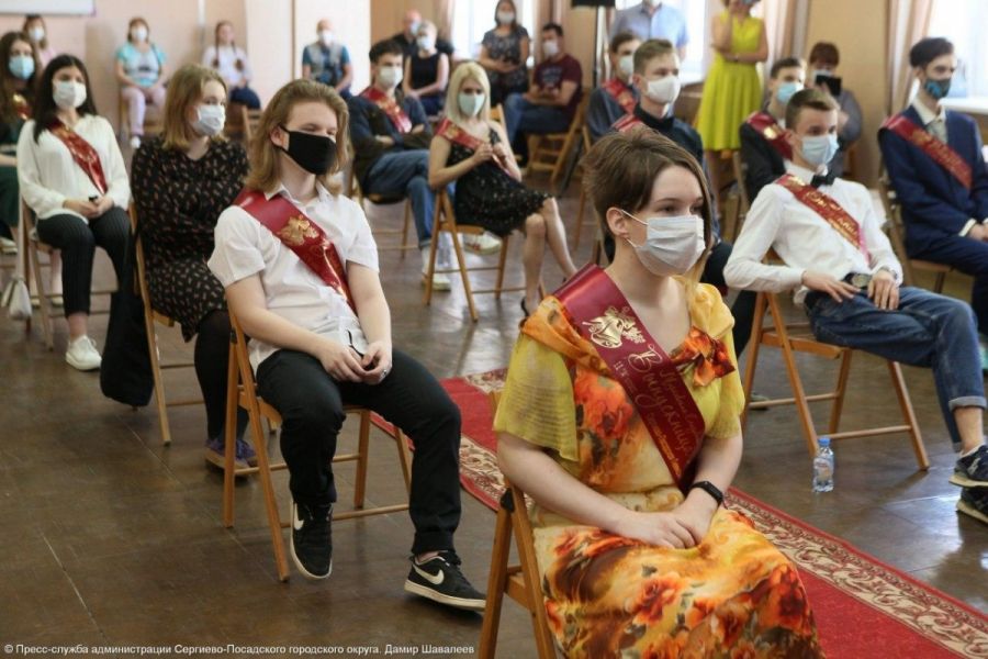 Аттестаты вручили выпускникам гимназии им. И.Б. Ольбинского