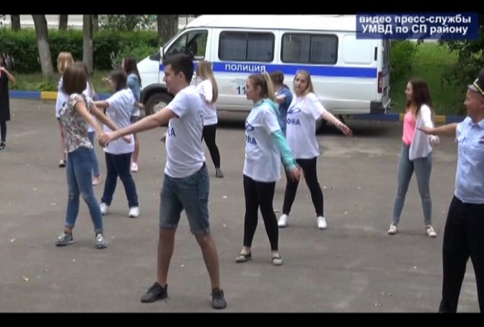 Сергиевопосадские полицейские провели со студентами «Зарядку со стражем порядка»