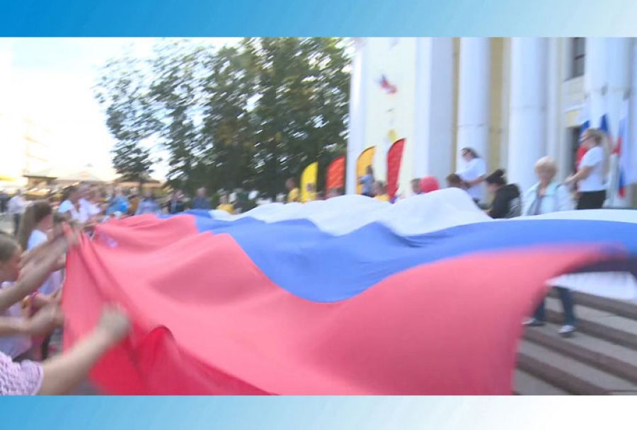 Флешмоб на фасаде ДК Гагарина - в честь триколора