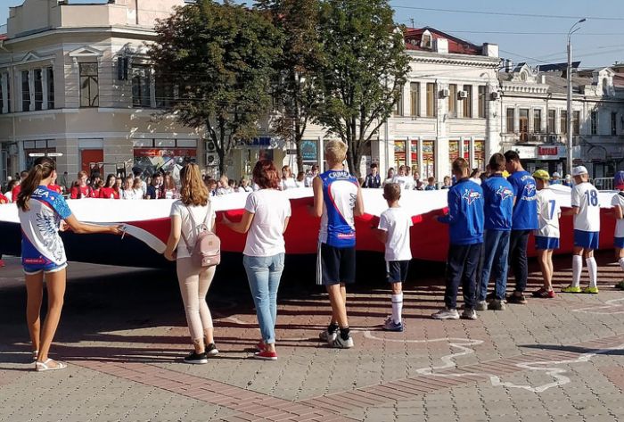 В Крыму в честь Дня флага РФ развернули 28-метровый триколор