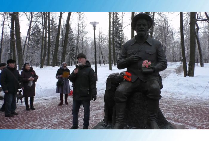 У памятника Пришвину в день его 150-летия