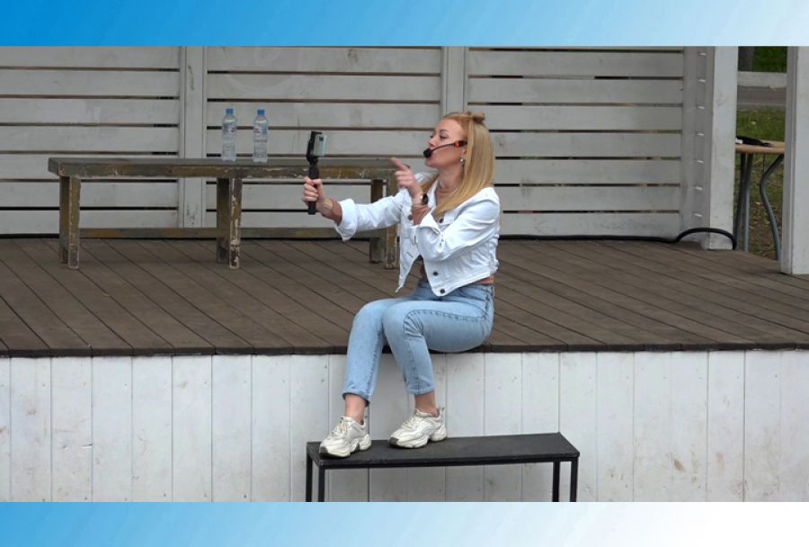 В день округа по дороге к храму шёл одноногий дождь