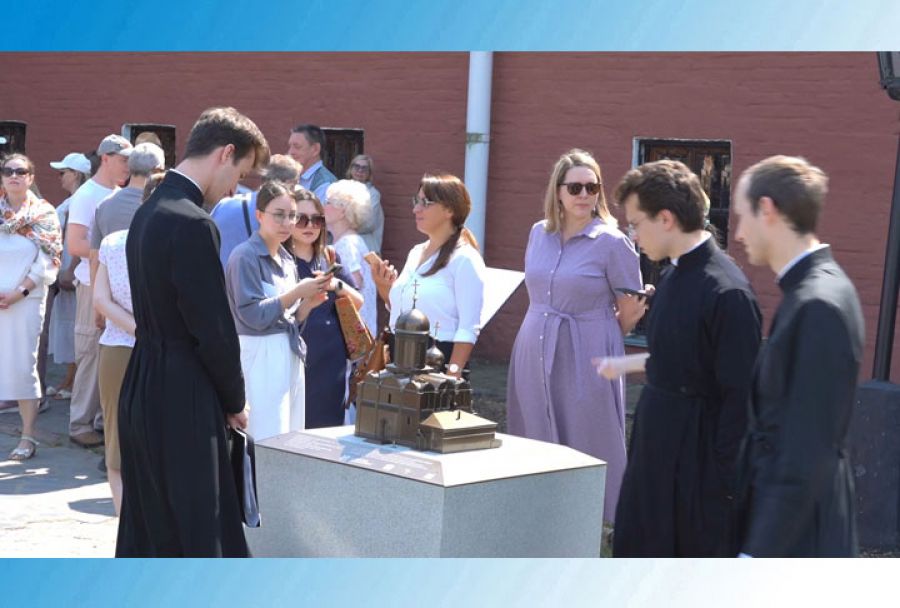 Конный двор. Модель Троицкого собора