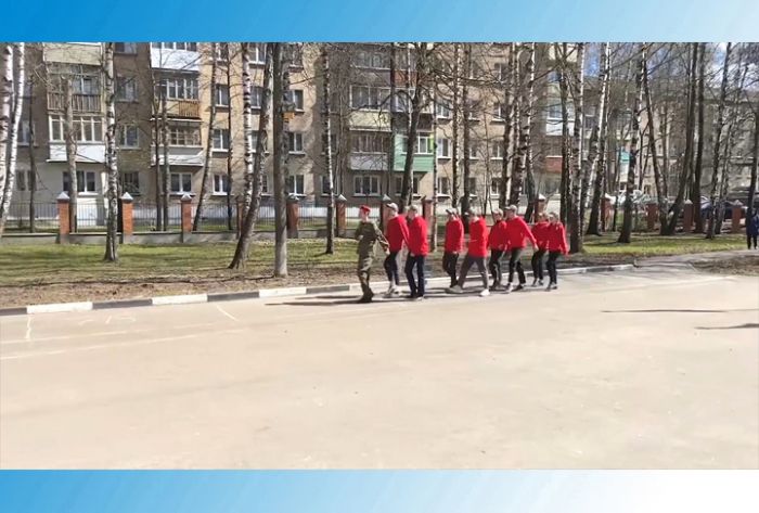 Нам песня строем ходить помогает