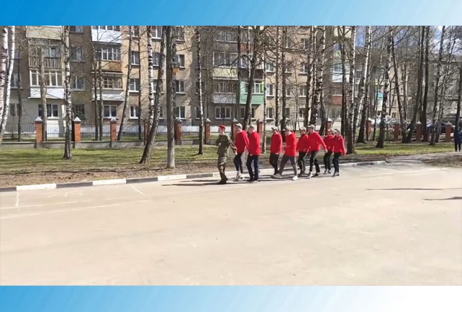 Нам песня строем ходить помогает