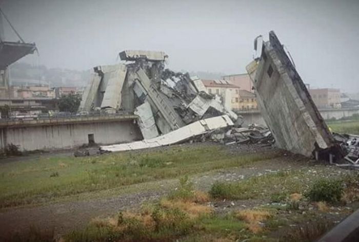 При обрушении моста в Италии погибли более 10 человек