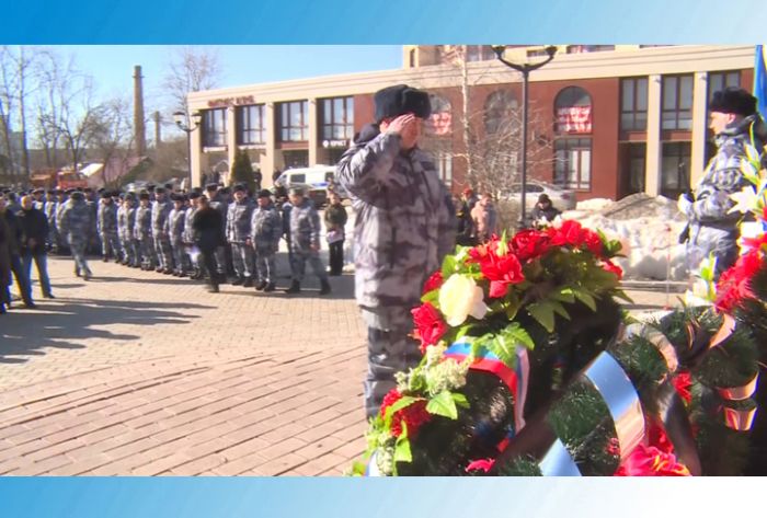 Возложение цветов к мемориалу в день памяти бойцов ОМОН