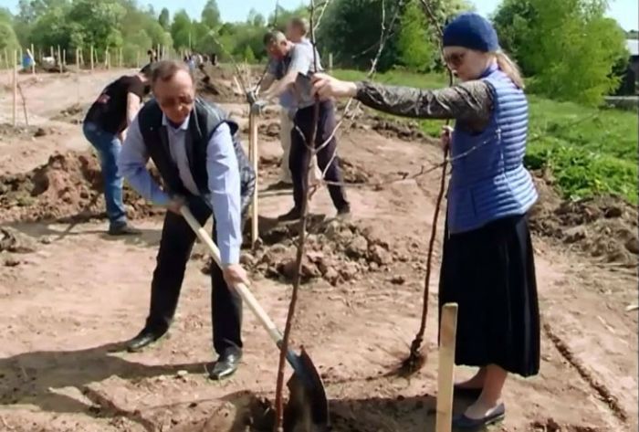 Рядом с пустынью Святого Параклита во вторник сажали деревья