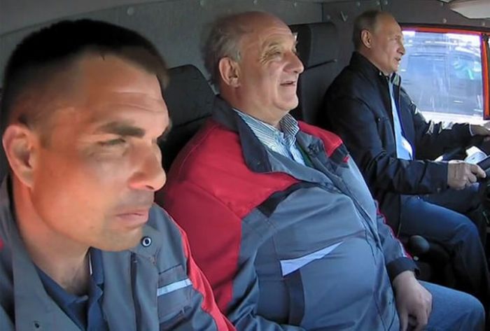 Путин проехал по Крымскому мосту на &laquo;Камазе&raquo;