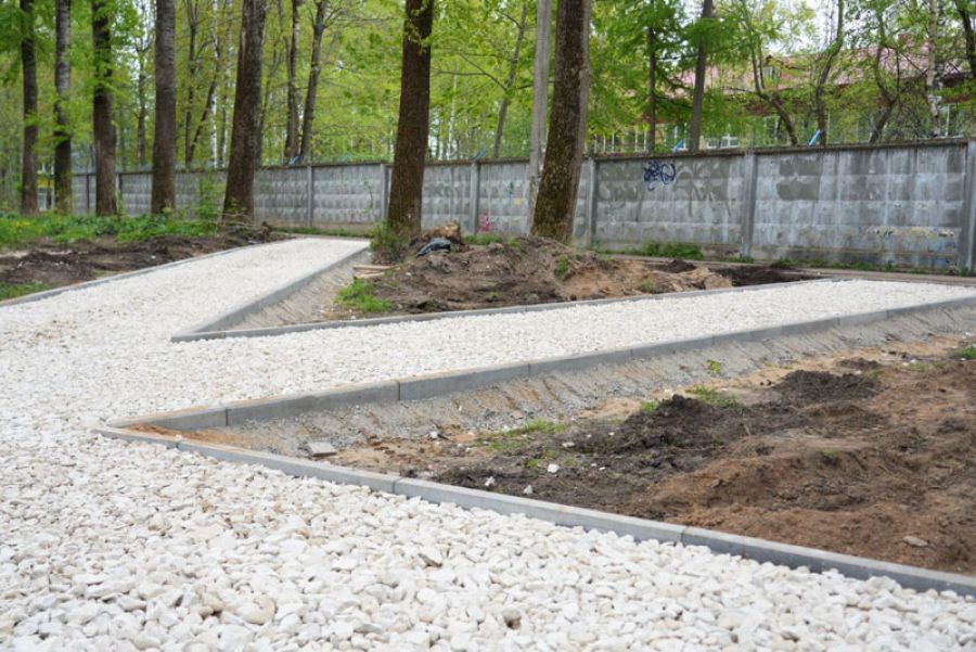 На Угличе обустраивают пешеходные тропинки