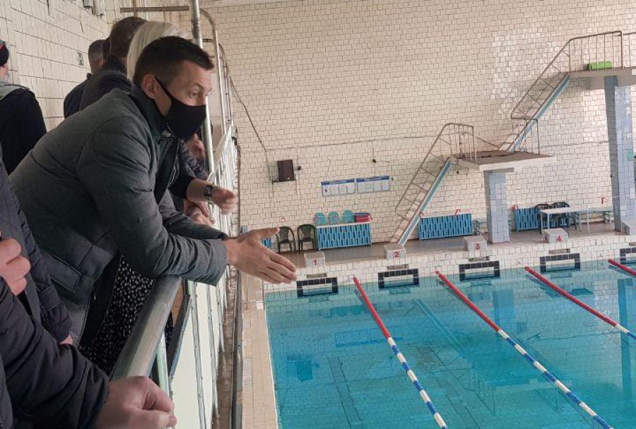 Александр Легков посетил бассейн, нуждающийся в капремонте