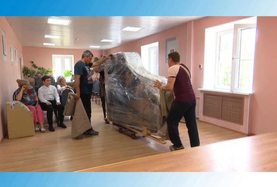 В ДМШ №4 привезли новый рояль