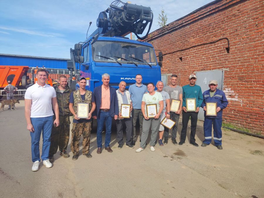 Сотрудников МБУ &laquo;Благоустройство СП&raquo; наградили почётными грамотами и благодарственными письмами