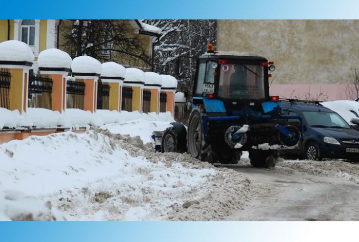 Коммунальщики убирают и вывозят снежные завалы