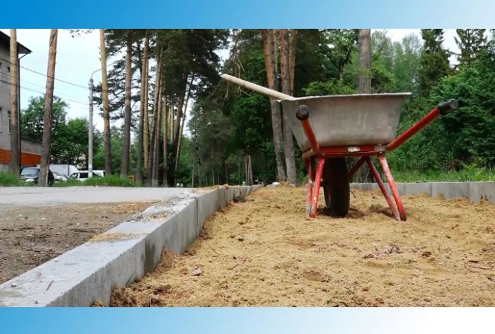 На Фестивальной улице делают тротуар