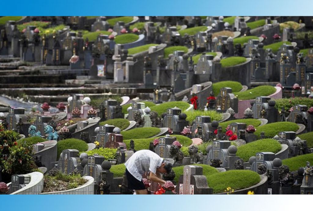 В Китае запрещают похороны и массово уничтожают гробы