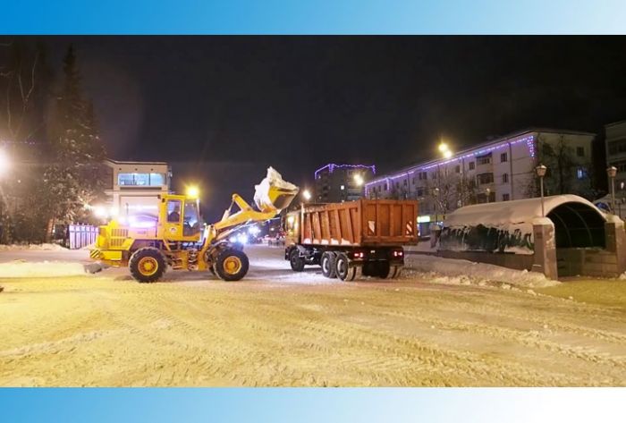 Дорожные службы вызволяют район из снежных оков