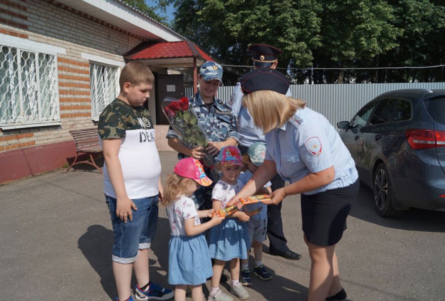 Полицейские и общественники поздравили многодетные семьи сотрудников с Днем семьи, любви и верности