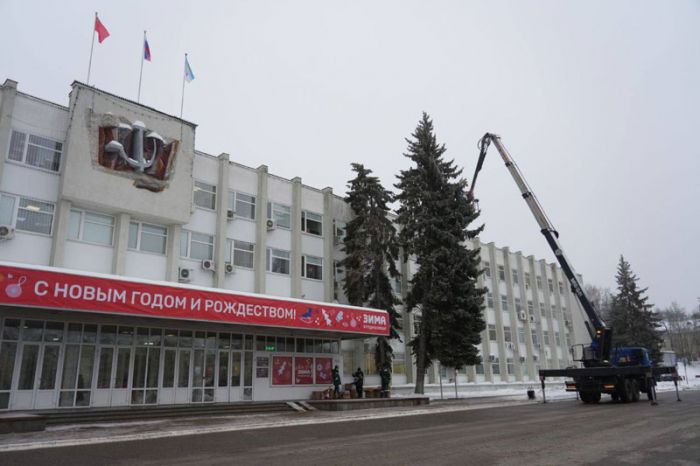 Детскими самодельными игрушками украсили ели у здания администрации