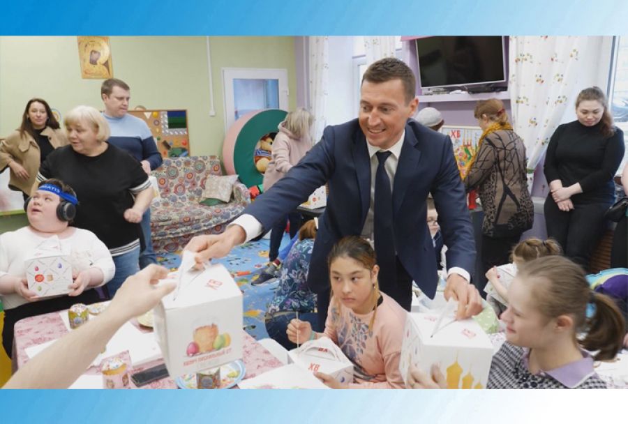 Александр Легков привез куличи в Центр «Время надежды»