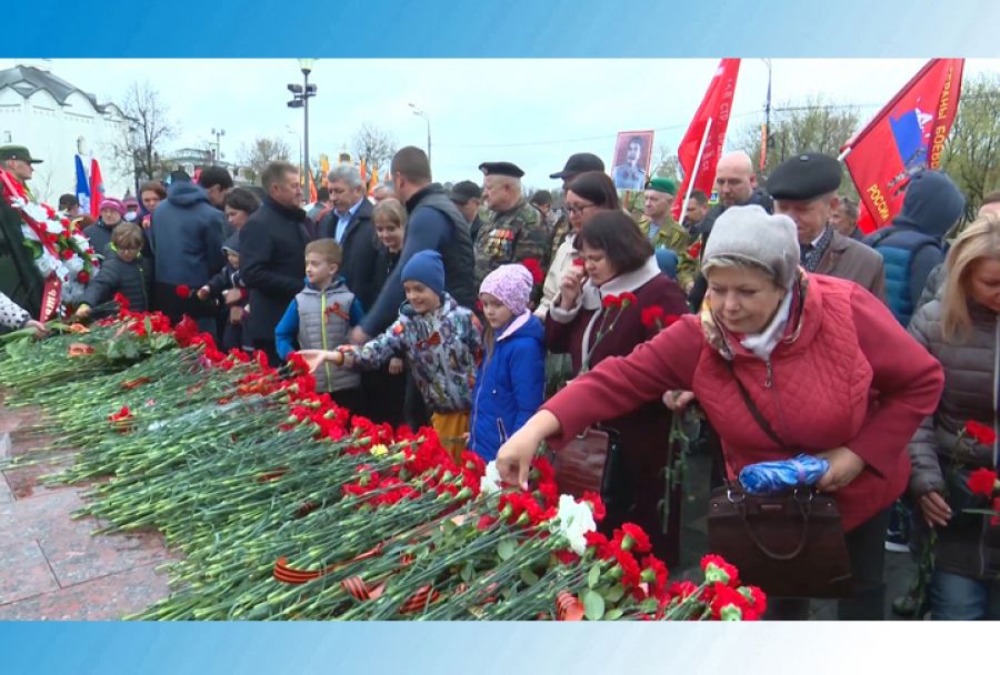 Торжественное возложение цветов к Мемориалу Славы