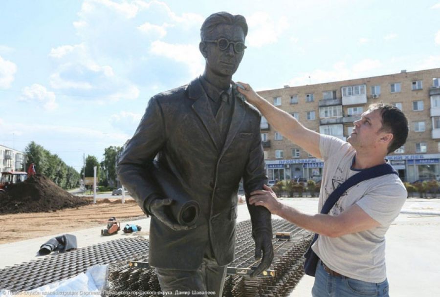 Бронзовую скульптуру Виктору Пухову установили на площади в Пересвете