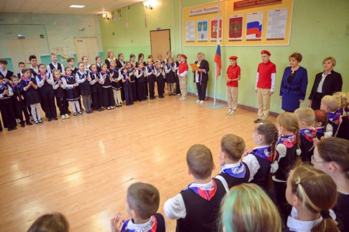 Учебная неделя началась с торжественной церемонии поднятия флага