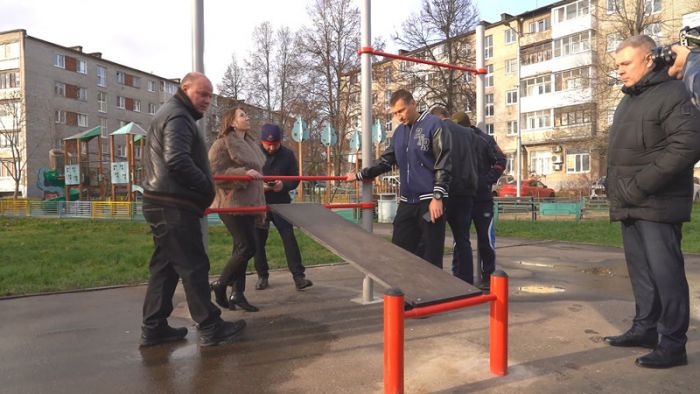 Новую спортивную площадку проверили депутаты