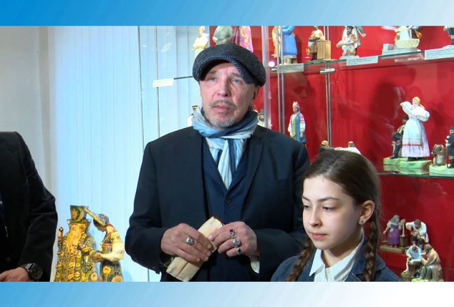 Гарик Сукачёв привёз в "Конный двор" статуэтку и её прототип