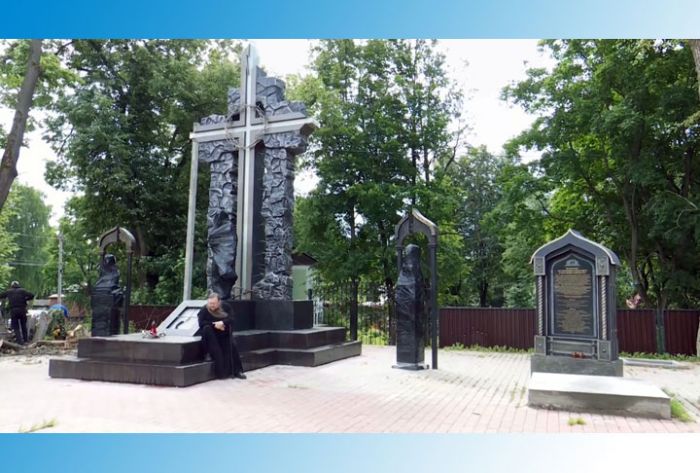 Рядом с памятным крестом скоро появятся новые скульптуры